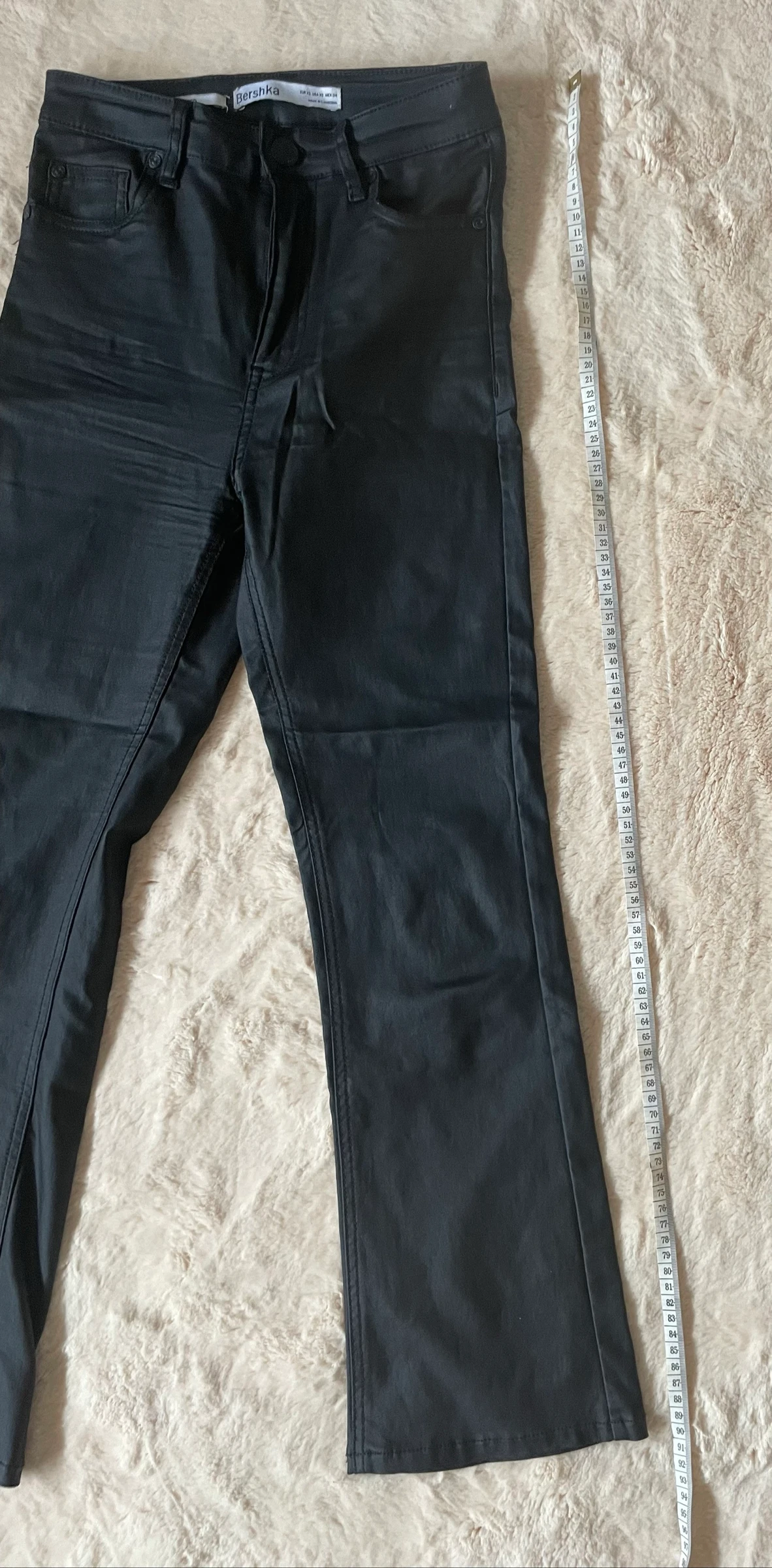 Zwarte Bershka kunstleren flare cropped broek – photo 5